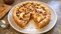 Crostata di mele e noci con confettura di albicocche: frolla all’olio, semplice e profumata