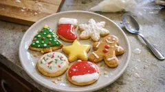 Biscotti di Natale glassati: frollini friabili e una glassa lucida pronta in pochi minuti