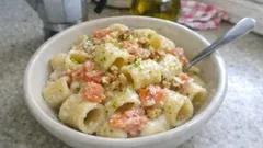 Pasta degli innamorati: mezze maniche cremose con salmone affumicato e bergamotto