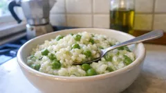 Riso e piselli cremoso in stile risotto: pochi passaggi, risultato garantito