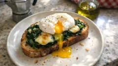 Crostone con uovo in camicia, spinaci e scamorza: il trucco per un tuorlo perfetto