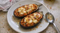 Melanzane ripiene al forno con riso, pomodoro e provola: filanti e semplici