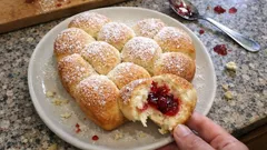 Danubio dolce a cuore con marmellata di ribes: soffice e perfetto da condividere