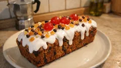 Plumcake di Natale alle noci con canditi e cioccolato: soffice, glassato e profumato d’arancia