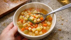 Minestrone poverello con ditali rigati: la zuppa di verdure semplice che sa di casa