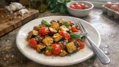 Melanzane a funghetto alla napoletana: dorate e poi ripassate con pomodorini e basilico