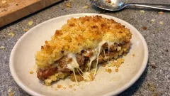 Sbriciolata di patate con salsiccia e mozzarella: croccante fuori, filante dentro