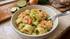 Calamarata zucchine e mazzancolle: cremosa senza panna, con profumo di lime