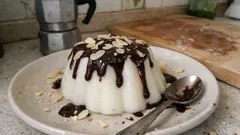 Biancomangiare al latte e limone: il dolce al cucchiaio vellutato che si sforma perfetto