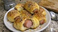 Rustici con wurstel in friggitrice ad aria: dorati fuori e morbidi dentro