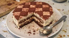 Tiramisù a scacchi: la versione scenografica (e senza cottura) da fare in casa