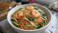 Spaghetti di soia con verdure e gamberi: la ricetta veloce in wok che resta saporita