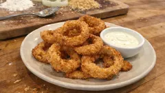 Anelli di cipolla in friggitrice ad aria: croccanti con pastella alla birra e poco olio