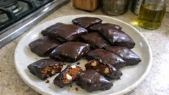 Mustaccioli campani al cioccolato fondente: speziati, morbidi e perfetti da regalare