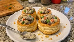 Vol-au-vent alle verdure: cestini di sfoglia croccanti con ripieno cremoso