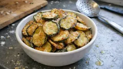 Chips di zucchine croccanti con farina di riso: fritte leggere e dorate in pochi minuti