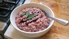Risotto al vino rosso cremoso: la tecnica semplice per farlo venire perfetto