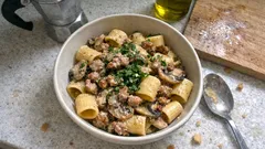 Pasta funghi e salsiccia cremosa: il trucco dell’acqua di cottura per una mantecatura perfetta