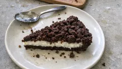 Crostata sbriciolata Bounty: cacao croccante e crema al cocco che resta morbida