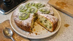 Torta ai kiwi soffice e alta: ricetta facile con yogurt, vaniglia e limone