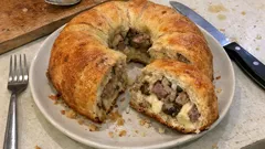 Ciambella salata salsiccia e funghi: alta, soffice e con cuore filante