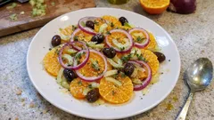 Insalata di arance con sedano e olive: fresca e pronta in pochi minuti