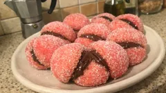 Pesche dolci al cioccolato: come farle soffici e perfette, con bagna al caffè