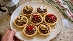 Tartellette con Nutella: guscio di frolla friabile e ciuffo perfetto con la sac à poche