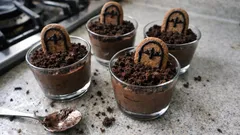 Bicchieri lapide di Halloween: mousse al cioccolato pronta senza forno