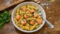 Pasta al salmone senza panna: cremosa con l’acqua di cottura, pronta in 20 minuti