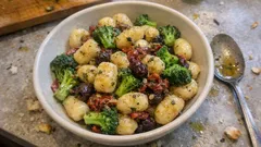 Gnocchi di pane: la ricetta anti-spreco con broccoli, pomodori secchi e acciughe