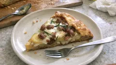 Crostata salata patate, salsiccia e mozzarella: filante e facile da portare in tavola