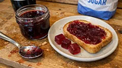 Gelatina di vino fatta in casa: pronta in pochi minuti e perfetta coi formaggi