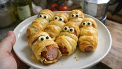 Mummie di wurstel in pasta sfoglia: finger food di Halloween pronto in 20 minuti