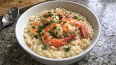 Risotto con gamberoni cremoso: il fumetto fatto in casa che cambia tutto