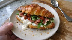 Croissant sandwich dolce-salato: tostato al miele con stracciatella e prosciutto crudo