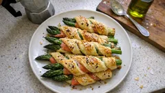 Asparagi in crosta con salmone affumicato: croccanti fuori, morbidi dentro