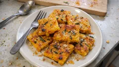 Schiacciata di zucca croccante in teglia: pochi ingredienti, zero lievitazione