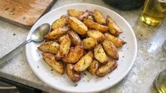 Patate arrosto in friggitrice ad aria: croccanti fuori, morbide dentro