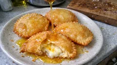 Seadas sarde fatte in casa: croccanti fuori, pecorino morbido e miele caldo