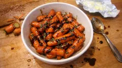 Carote glassate in padella con miele e timo: il contorno veloce che fa scena