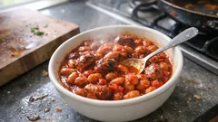 Fagioli alla messicana con salsiccia: cremosi e saporiti in un’unica pentola