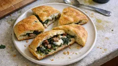 Focaccia ripiena alle erbette di campo: filante e pronta anche senza forno