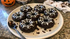 Donut di Halloween al forno: cacao, glassa fondente e ragnatela al cioccolato bianco