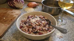 Risotto radicchio e speck: cremoso all’onda con vino rosso, passo passo