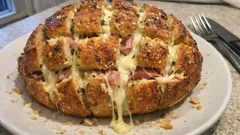 Pane ripieno al forno con prosciutto e formaggio: crosta dorata e cuore filante