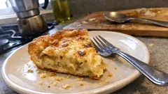 Torta di cipolle fatta in casa: croccante fuori e morbida dentro, perfetta per l’aperitivo