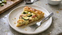 Torta salata zucchine e speck con pasta sfoglia: cremosa dentro, croccante fuori