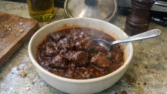 Peposo toscano al vino rosso: spezzatino morbido e sughetto intenso, come in trattoria