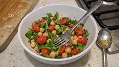 5 insalate di legumi pronte in pochi minuti: idee fresche per il piatto unico